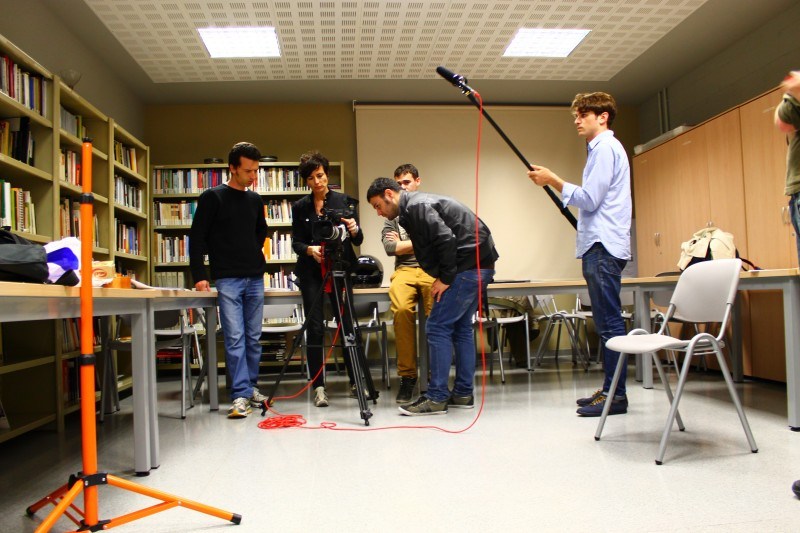 somjoves-taller-cortometraje-ub-camara-grupo-estudiando-camara