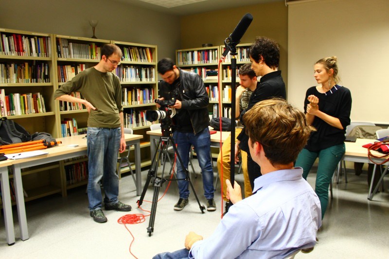 somjoves-taller-cortometraje-ub-camara-grupo-montando-visor-conjunto